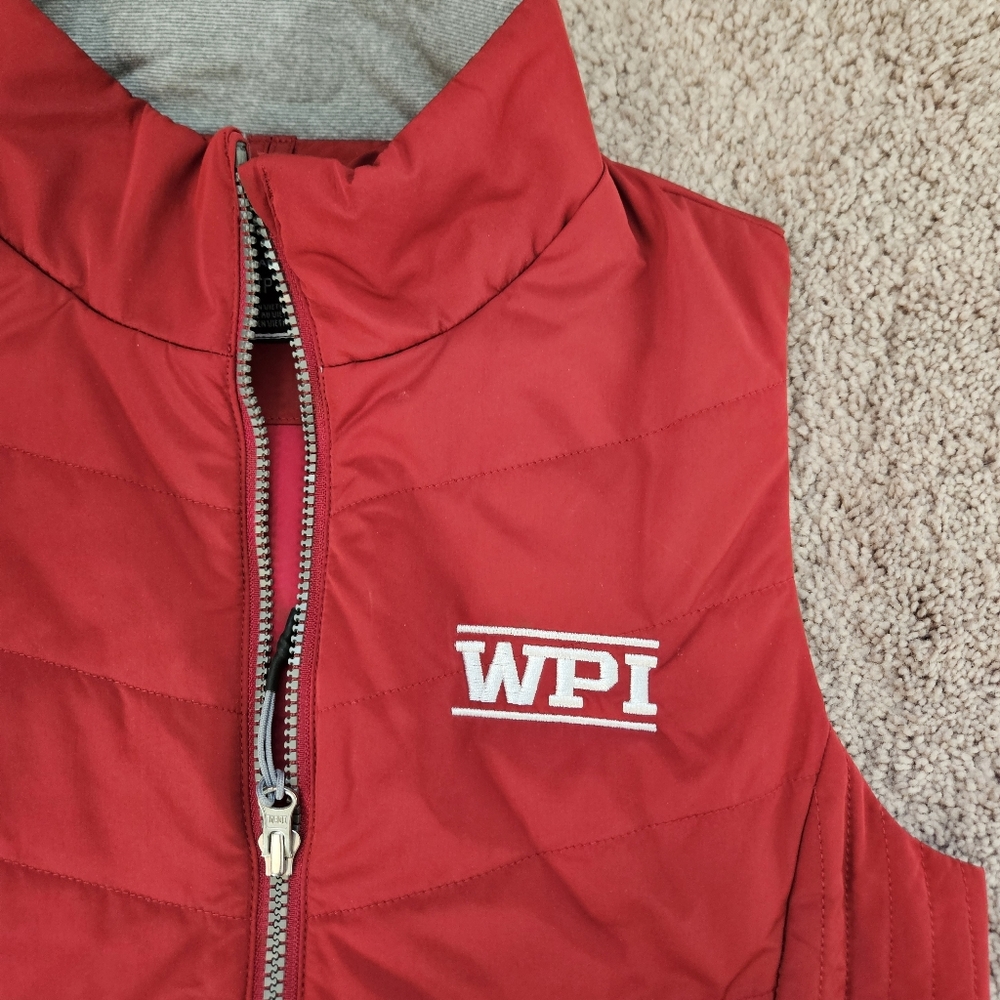 Under Armour Womens XS Worcester Polytech WPI Sleeveless Insulated Red Vest